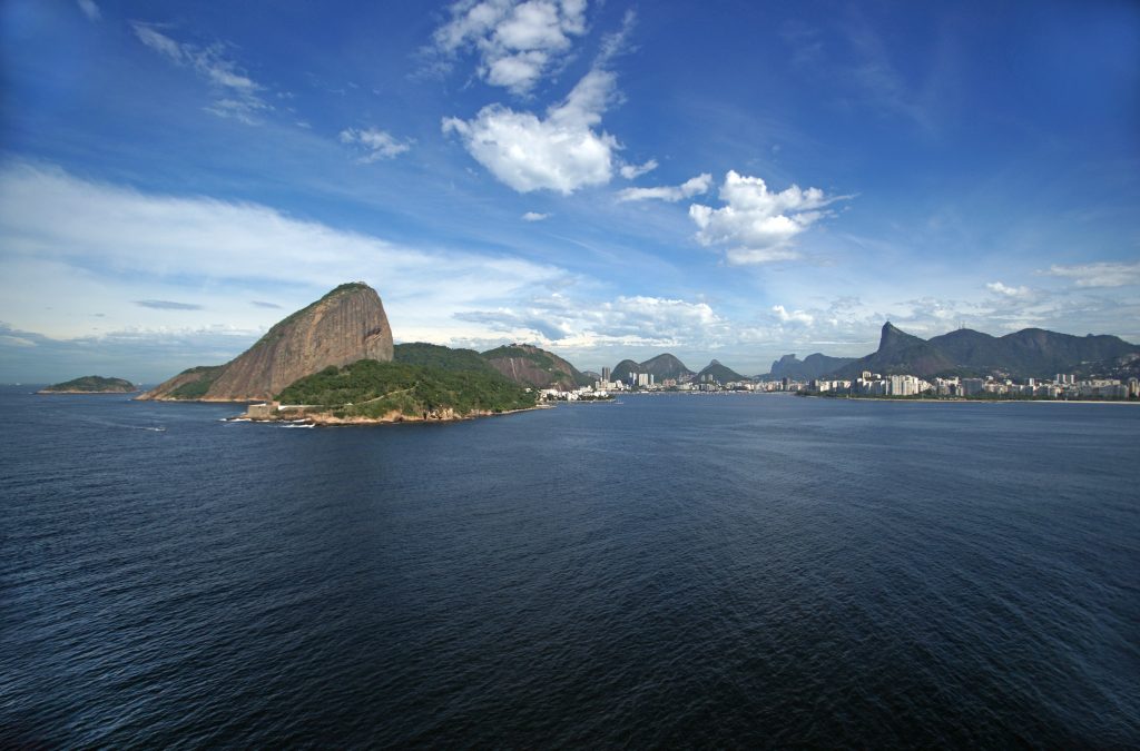 baia de guanabara com o pão de açucar e corcovado ao fundo